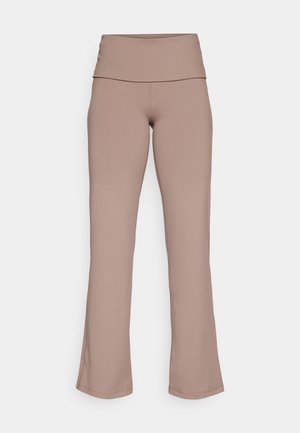 Leveled pants av en mjuk beige tyg, hög midja design, slät textur och sömmar, som erbjuder en åtsittande och svävande silhuett.
