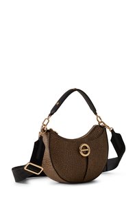 Borsa a forma di mezzaluna marrone con texture, chiusura dorata, manico in pelle nera e tracolla in tessuto nero regolabile su sfondo bianco.