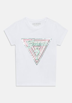 Άσπρο κοντομάνικο μπλουζάκι με λαμπερό λογότυπο Guess με παγιέτες σε σχήμα τριγώνου στην μέση του μπροστινού μέρους.