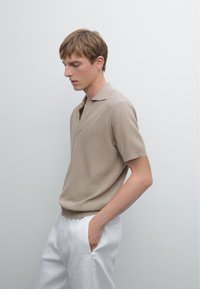 Massimo Dutti TEXTURED V-NECK SHORT SLEEVE - Polotričko - khaki