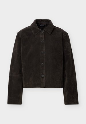 Σκούρο καφέ σαμιέ μπλουζάκι με κουμπιά, μακριά μανίκια και κλασικό γιακά, αποτυπωμένο σε απλό φωτεινό φόντο.