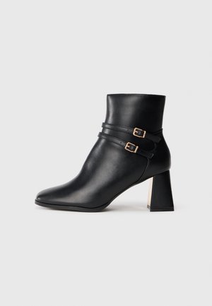 Stiefelette - black