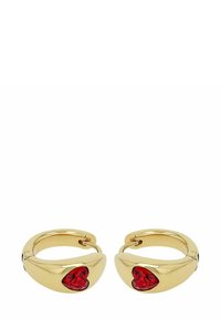 Pendientes de aro de oro con gemas rojas en forma de corazón engastadas en una superficie curva y suave. El diseño está pulido y cuenta con un cierre articulado.