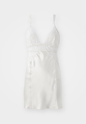 Rochie albă din satin cu dantelă, având decolteu adânc în V și bretele ajustabile. Textură netedă și siluetă ajustată.