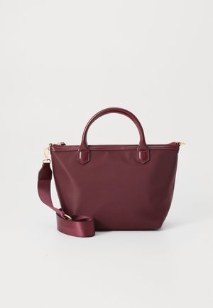 Sac fourre-tout bourgogne en matière douce avec deux poignées supérieures et une bandoulière réglable. Équipé de quincaillerie dorée et d'une fermeture éclair.