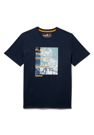 T-shirt bleu marine à manches courtes avec un graphisme de branches d'arbre et le texte « Plant the Change » et « Nature Needs Heroes » sur le devant.