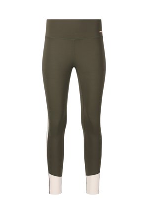 Olivgrüne Leggings mit hohem Bund, die ein weißes Paneel am Knöchel und kontrastierende Nähte entlang der Nähte aufweisen.