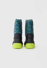 Botas de invierno negras y verdes con una parte superior acolchada en azul y amarillo de estilo geométrico, que cuentan con un cierre trasero de cremallera y suela de goma texturizada.