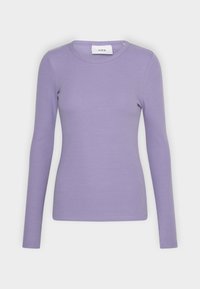Lila long-sleeve aansluitend shirt van ribstof. Heeft een ronde halslijn en minimale stikseldetails.
