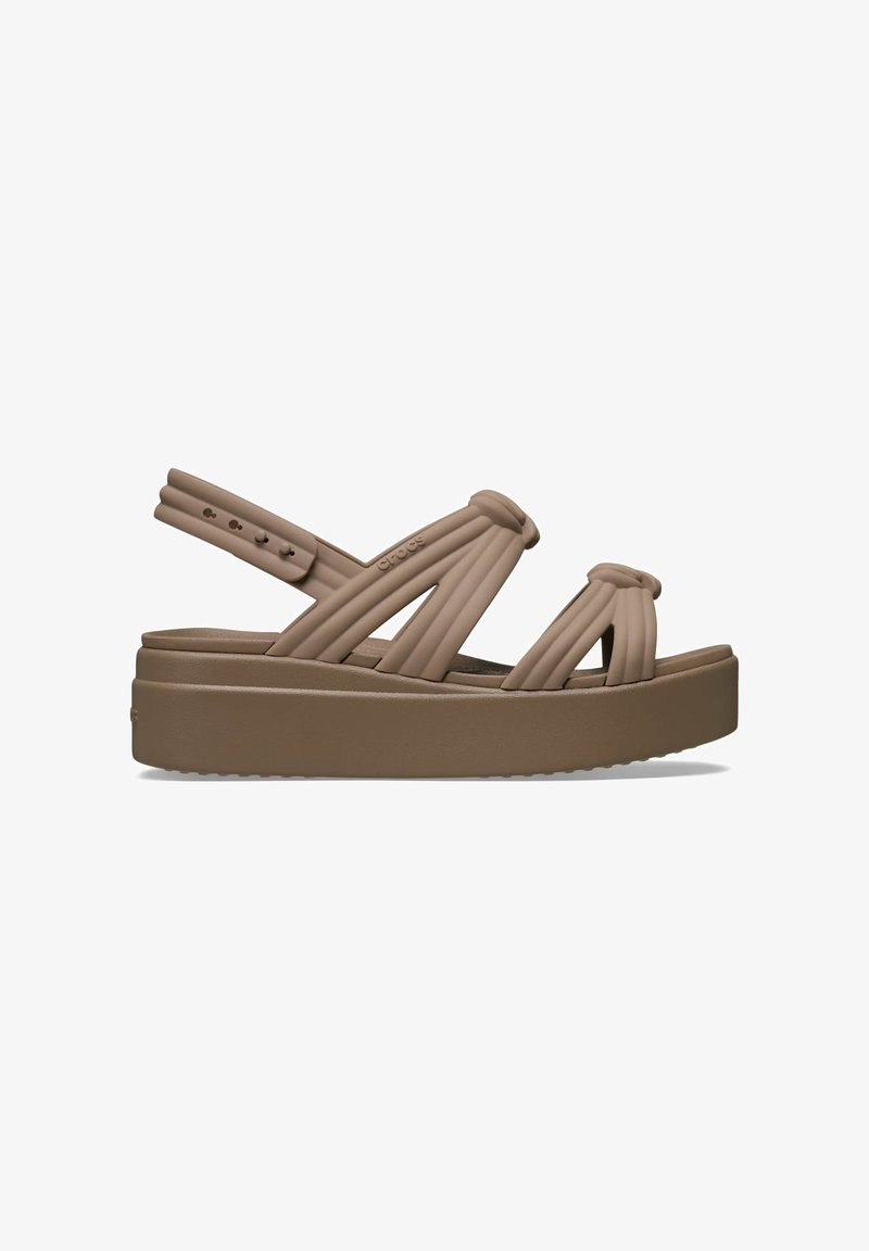 Sandale plateforme marron avec des brides épaisses et rembourrées, et une bride arrière réglable avec des boutons pour la fixation.