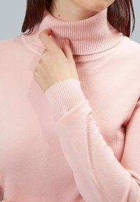 INFLUENCER HIGH-NECK BASIC - Strickpullover - rose