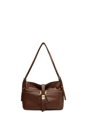 Brązowa skórzana torba na ramię z przednią kieszenią na suwak, złotym zamkiem i regulowanym paskiem na białym tle.