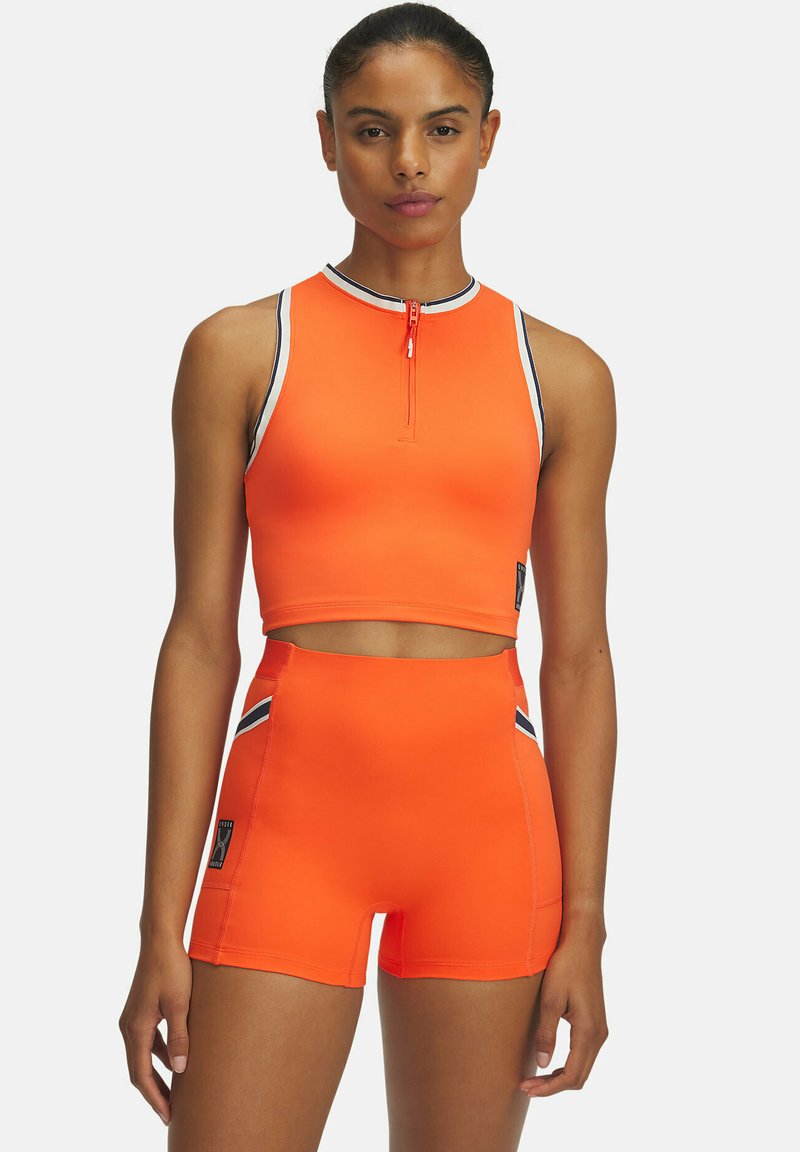 Felrood actieve kledingset met een mouwloze zip-up crop top en high-waisted shorts, verfraaid met zwart-witte strepen.