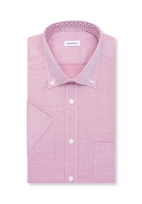 Chemise rose à manches courtes avec un motif finement texturé, boutons blancs, col boutonné et poche poitrine avant visible.