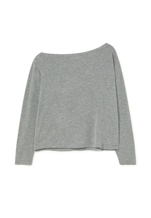 Camiseta gris de manga larga con diseño off-shoulder, que presenta pequeños adornos a lo largo del escote y un corte relajado. Textura de tela suave.
