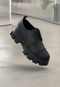Lace-ups - black