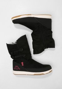 Botas negras hasta la mitad de la pantorrilla con cremallera lateral, correas de doble botón, logotipo rosa y detalles de costura, plantillas blancas y suelas de goma.