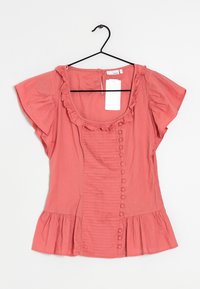 Top corallo rosa con scollatura arricciata, maniche corte e abbottonatura. Presenta un orlo a strati e un pannello frontale testurizzato.