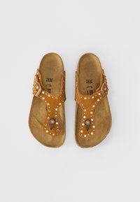 Καφέ σουέτ σανδάλια με σχέδιο thong, με διακοσμητικές στάμπες, ιμάντα με αγκράφα και υφή στο πέλμα. Μέγεθος 38 σημειωμένο εσωτερικά.