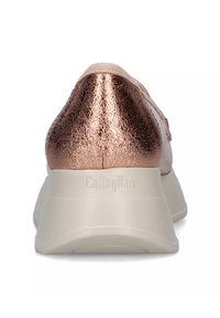 Sneaker metallizzato rosa antico con superficie liscia e suola in gomma bianca. Presenta un tallone con il marchio "CallagHan" stampato.