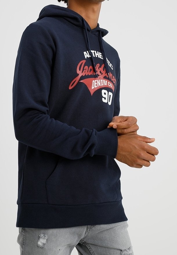 Sudadera azul marino de algodón con un bolsillo delantero, capucha con cordón y un logo impreso en rojo y blanco en el pecho.