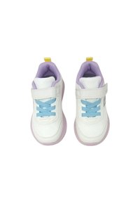 Sneaker bianche in tessuto a rete, con lacci azzurri, accenti viola e una linguetta gialla sul tallone. Presentano una cintura regolabile in velcro.