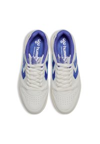 Białe sportowe trampki z niebieskimi i turkusowymi akcentami, charakteryzujące się gładką teksturą skóry, perforowanymi detalami oraz wyściełaną fioletową wkładką.