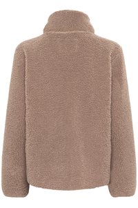 Veste en polaire marron avec col montant, texture douce et manches longues. Le design présente une coupe décontractée et des détails de couture minimaux.