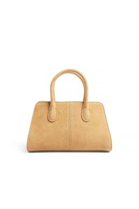 Tan suede handtas met een gestructureerde vorm, voorzien van twee ronde handvatten en een gladde oppervlakte. Twee verticale naden accentueren het ontwerp.