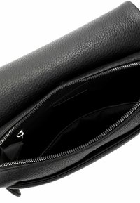 Bolso de cuero negro con acabado texturizado, que presenta un cierre de cremallera y un bolsillo interior, visto desde arriba para mostrar el interior.