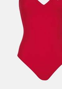 Roter Einteiler-Badeanzug mit V-Ausschnitt, glattem Material und hochgeschnittenen Beinen. Verfügt über ein eng anliegendes Design, das den Körper betont.