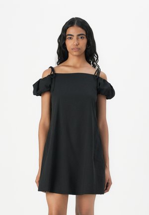 Robe noire décolletée avec des manches bouffantes, dotée de bretelles et d'une coupe décontractée, fabriquée en tissu lisse.