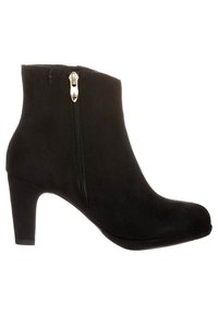 Bottines en suède noir avec un bout rond, un talon de 7,5 cm et un détail de fermeture éclair en argent sur le côté extérieur. Texture lisse, design épuré.