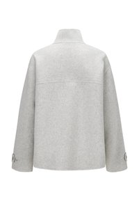 Grau melierte Wollmischung Jacke mit Stehkragen, geräumiger Passform und Knopfdetails an den Ärmeln. Weiche Textur mit einem dezenten Finish.