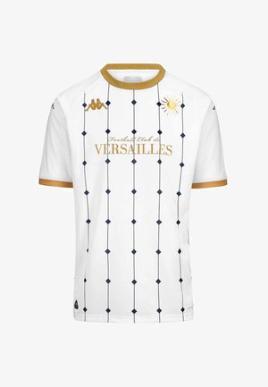 Camiseta de fútbol blanca con patrones verticales de diamantes en azul marino, detalles en dorado en el cuello y el dobladillo, y "Football Club de Versailles" en dorado.