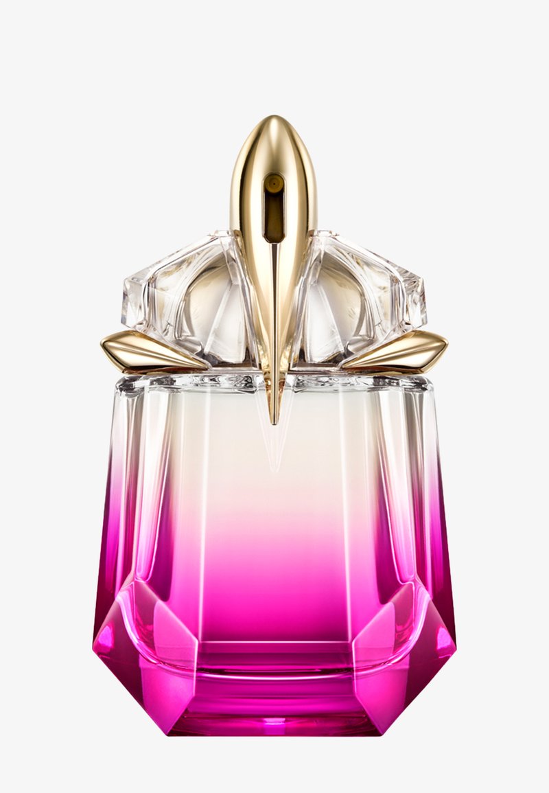 Flacon de parfum en verre transparent avec un liquide dégradé rose et un pulvérisateur doré en forme de fusée sur fond blanc.