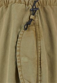 Khaki látkové šortky s elastickým pasem, nastavovací šňůrkou a bočními kapsami s zakřivenými okraji a viditelným šitím.