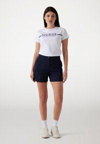 Guess Marškinėliai su spaudiniu - blanc