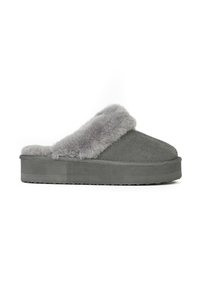 Grå mockaskor med mjukt grått pälskant, platt sula och rund tå. Har en stickad söm längs kanten och en texturerad innersula.