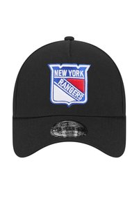 Casquette de baseball noire avec logo brodé "New York Rangers" en bleu, rouge et blanc. Elle présente une visière incurvée et une sangle réglable.