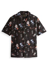 Zwart overhemd met korte mouwen en kleurrijke prints met eilandthema, waaronder schepen, bloemen en ankers. Knopenlijst aan de voorkant en traditionele kraag.