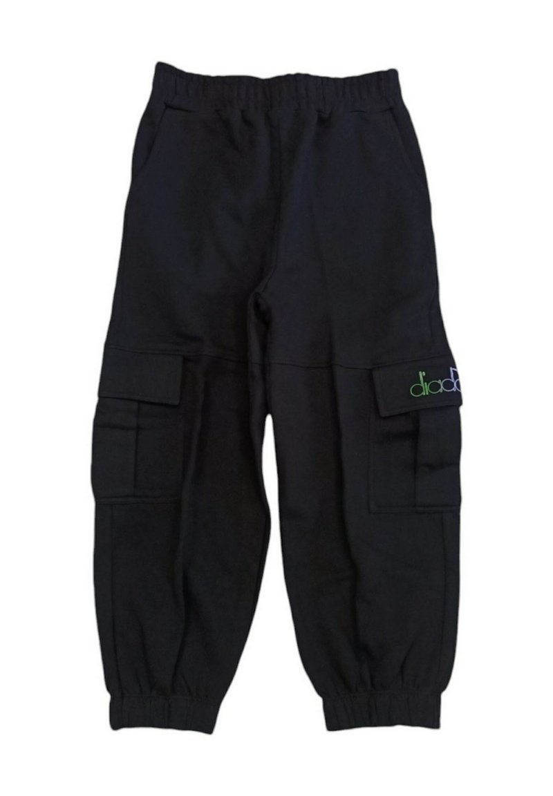 Pantaloni cargo neri con vita elastica e caviglie affusolate. Presentano due tasche laterali e un'etichetta con testo verde e blu sulla gamba sinistra.