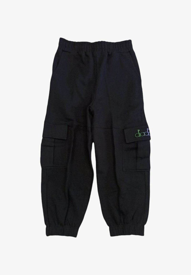 Pantaloni cargo neri con vita elastica e caviglie affusolate. Presentano due tasche laterali e un'etichetta con testo verde e blu sulla gamba sinistra.