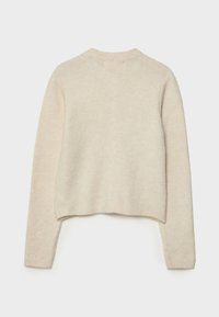 Beige cropped sweater i blødt strikkemateriale med rund halsudskæring og lange ærmer, der har en let tekstureret finish.