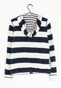 Sudadera con capucha a rayas en azul marino y blanco, con un ribete rojo en contraste, mangas largas y un diseño de corte relajado.
