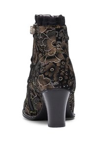 Botki za kostkę w kwiatowy wzór, wykonane z czarno-złotej tkaniny, z falbaniastym kołnierzem, bocznym zamkiem błyskawicznym i masywnym czarnym obcasem. Teksturowana powierzchnia.