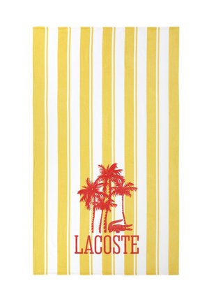 Gelb-weiß gestreiftes Handtuch mit roten Palmen, einem Krokodil und dem roten Schriftzug "LACOSTE" in der unteren Mitte.