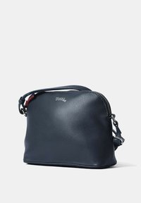 Piccola borsa a tracolla in pelle blu marino con finitura testurizzata, forma arrotondata, chiusura a zip superiore e tracolla rimovibile.