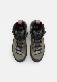 Scarponi da trekking con una combinazione di materiali verde oliva, grigio e marrone. Design alto, punta rinforzata e lacci neri con un tassello rosa.