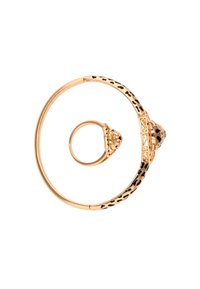 Zlatě tónovaný kovový náramek s texturovaným designem a černými akcenty. Obsahuje odpovídající prsten se podobným okrasným detailem.